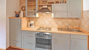 Frigorífic, forn, placa de cuina i cafetera i tetera