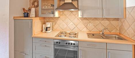 Frigorífico, horno, placa de cocina y cafetera o tetera