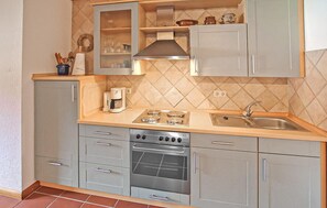 Kjøleskap, ovn, kokeplater og kaffetrakter/tekoker