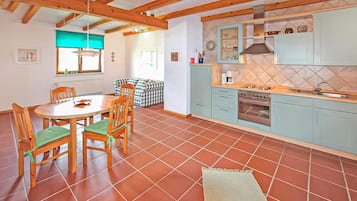 Frigorífic, forn, placa de cuina i cafetera i tetera