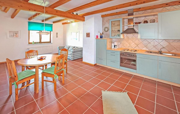 Fridge, oven, stovetop, coffee/tea maker