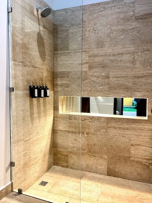 Een douche, een haardroger, handdoeken, zeep