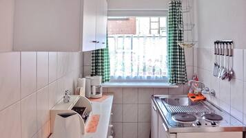 Kühlschrank, Herdplatte, Wasserkocher mit Kaffee-/Teezubehör