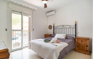 4 bedrooms, free WiFi, bed sheets - Gorgeous home in Chipiona with WiFi (Chipiona)