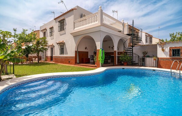 Una piscina cubierta