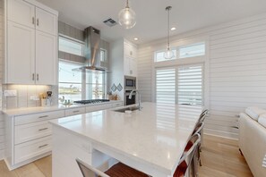 Kylskåp, mikrovågsugn, ugn och spishäll