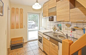 Kjøleskap, ovn, kokeplater og oppvaskmaskin