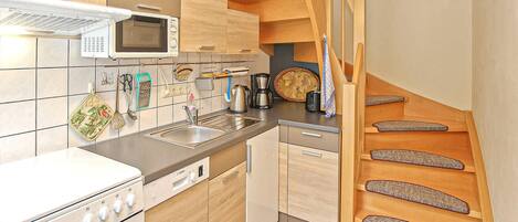 ثلاجة، فرن، موقد طهي مسطح، غسالة أطباق