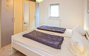 2 quartos, berço de viagem, roupa de cama