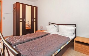 2 bedrooms, travel cot, bed sheets