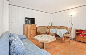 TV - Awesome home in Rheinsberg OT Warenthi (Rheinsberg OT Warenthi)