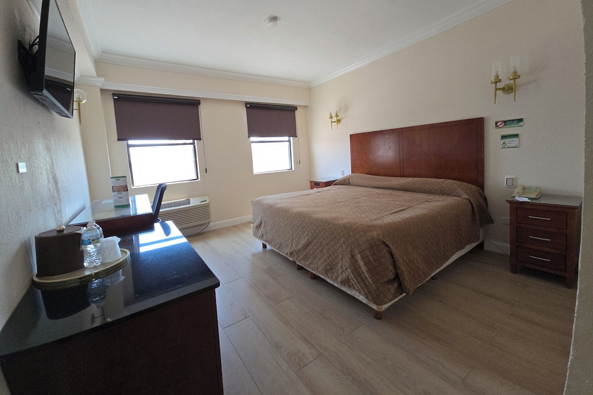 Standard Single Room | Down comforters, in-room safe, desk, laptop workspace