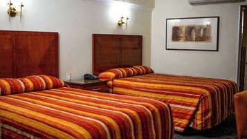 Cubrecamas, escritorio, espacio para trabajar con laptop y wifi gratis