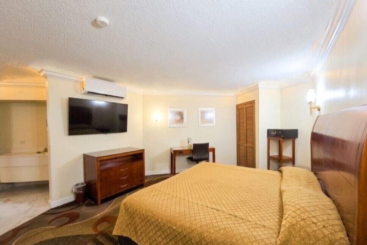 Executive Room | Down duvets, in-room safe, desk, laptop workspace