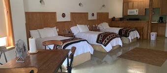 Crooked Creek Retreat- Large 5 bed suite, full kitchen + Fishing Gear Included!