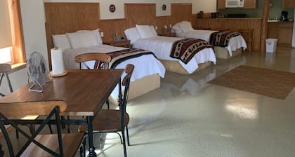 Crooked Creek Retreat- Large 5 bed suite, full kitchen + Fishing Gear Included!