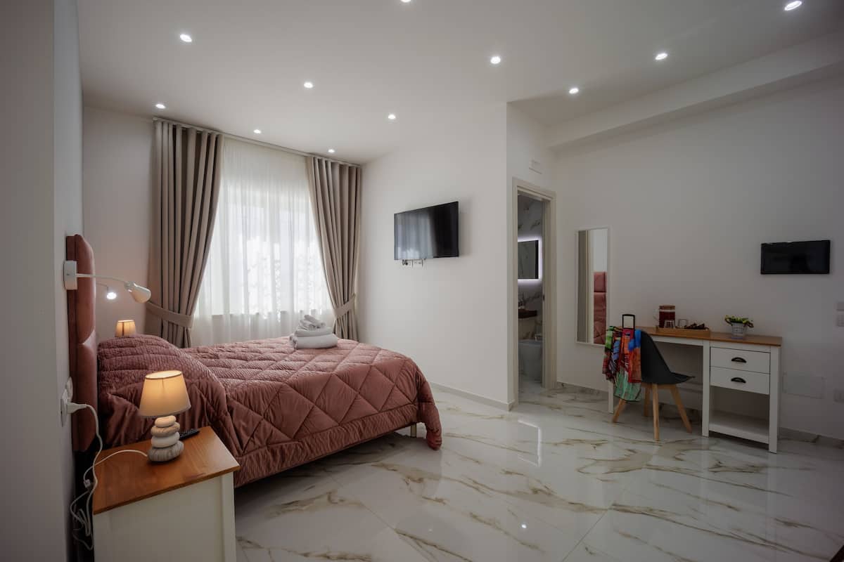 Minibar, desk, WiFi (free), bed sheets