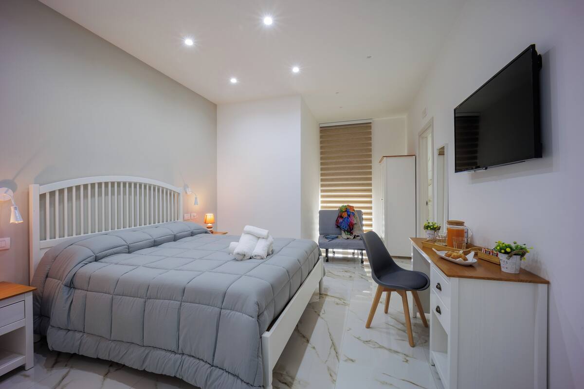 Minibar, desk, WiFi (free), bed sheets