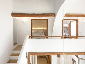 4 عدّة غرف نوم ومكواة/لوح كي وخدمة الإنترنت وملاءات أسرّة