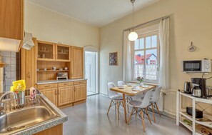 Fridge, microwave, oven, stovetop - Ferienwohnung Friedrichroda (Friedrichroda)