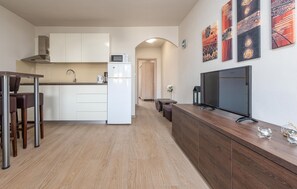 Kühlschrank, Mikrowelle, Herdplatte, Wasserkocher mit Kaffee-/Teezubehör