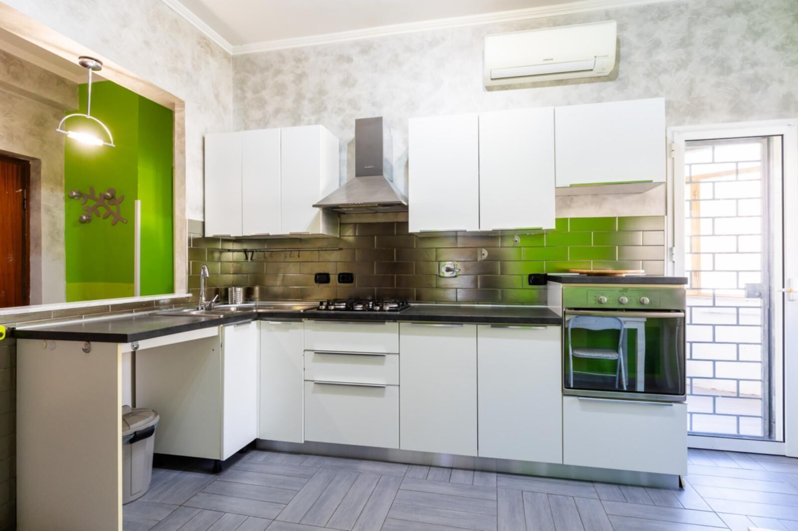 Frigorifero, microonde, forno, piano cottura