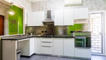 Frigorifero, microonde, forno, piano cottura