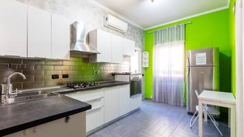 Frigorifero, microonde, forno, piano cottura
