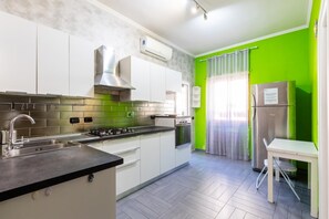 Frigorifero, microonde, forno, piano cottura