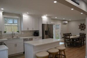 Fridge, microwave, oven, stovetop - New 2 min  from Circuit ave (Oak Bluffs)