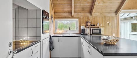 Køleskab, kogeplade, opvaskemaskine, kaffe-/temaskine