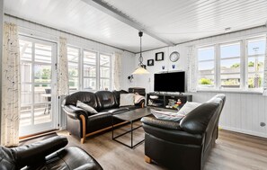 Smart TV, fireplace - 4 bedroom gorgeous home in Hemmet (Hemmet)