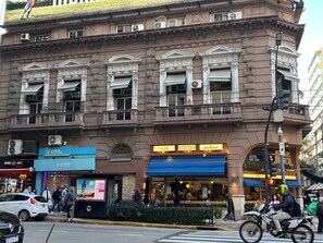 A historic building with classical architecture, featuring multiple windows and balconies. - Santa Fe Suites (Buenos Aires)