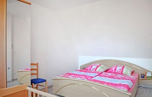 2 habitaciones, cuna de viaje, wifi gratis y ropa de cama