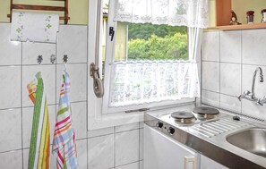 Réfrigérateur, micro-ondes, plaque de cuisson, cafetière/bouilloire