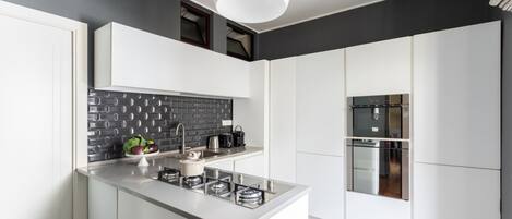 冰箱、微波炉、烤箱、炉灶