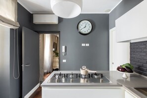 Køleskab, mikrobølgeovn, ovn, kogeplade