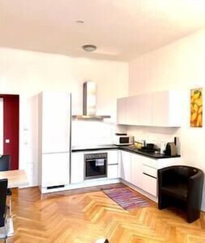 Fridge, microwave, oven, stovetop - Restful living near city center and Prater (Vienna)
