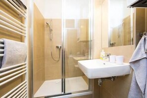 Secador de cabelo, toalhas de banho