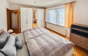 3 Schlafzimmer, Reisekinderbett, kostenloses WLAN, Bettwäsche