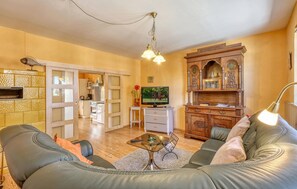 Televisión, chimenea y estéreo 