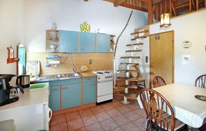 Réfrigérateur, four à micro-ondes, surface de cuisson