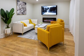 Living area - Quiet, Relaxing and Modern Utica House (Utica)