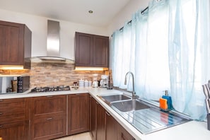 Fridge, microwave, oven, stovetop - Wanderlust Villa – Modern 3BR Stay and Pool (Roatán)