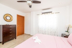 Tabla de planchar con plancha, wifi gratis, ropa de cama