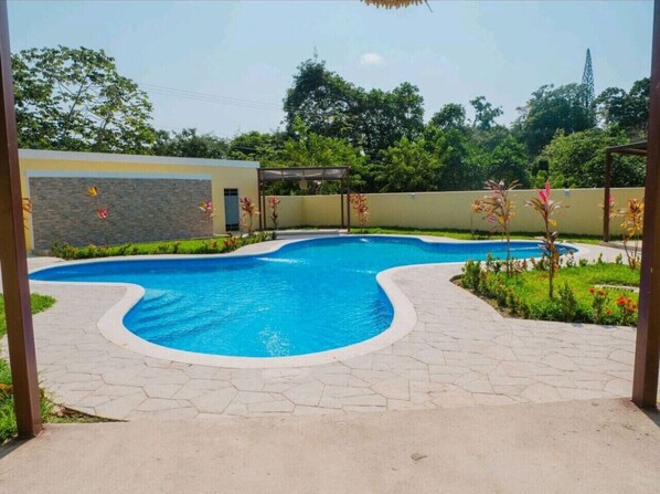 Pool - Wanderlust Villa – Modern 3BR Stay and Pool (Roatán)