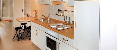 Fridge, oven, stovetop, coffee/tea maker