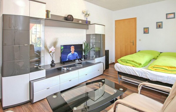 Travel cot, free WiFi