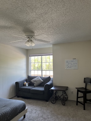Living area - Cozy North Dallas Apartment (Dallas)