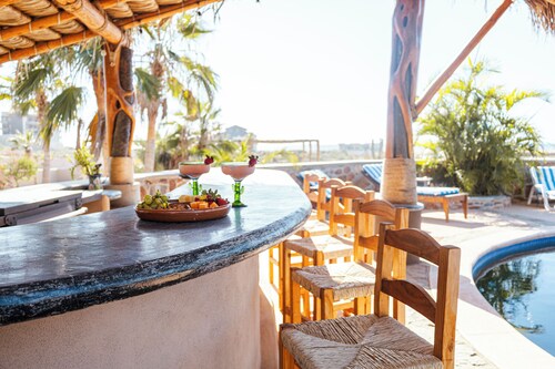 Location is Everything! Pool, Jacuzzi & Privacy!